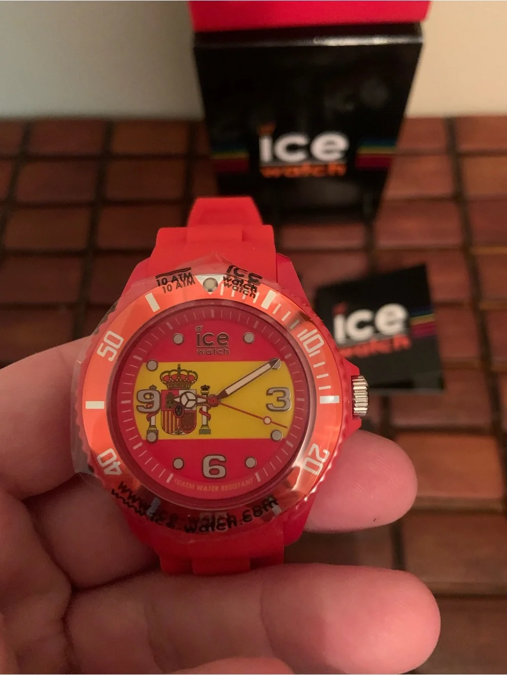 Ice-Watch Red Silicone world Spain Wristwatch with Yellow Dial
